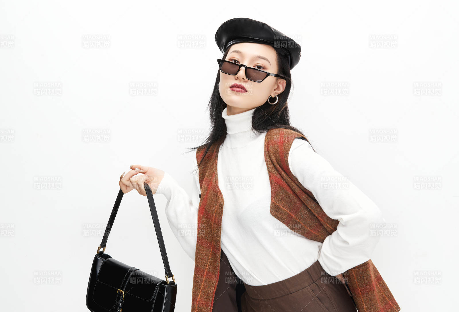 身穿復古服裝的亞洲少女人像