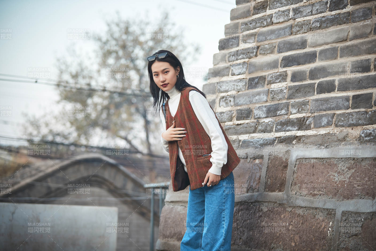 老舊城區里穿著復古港風的美麗清純少女