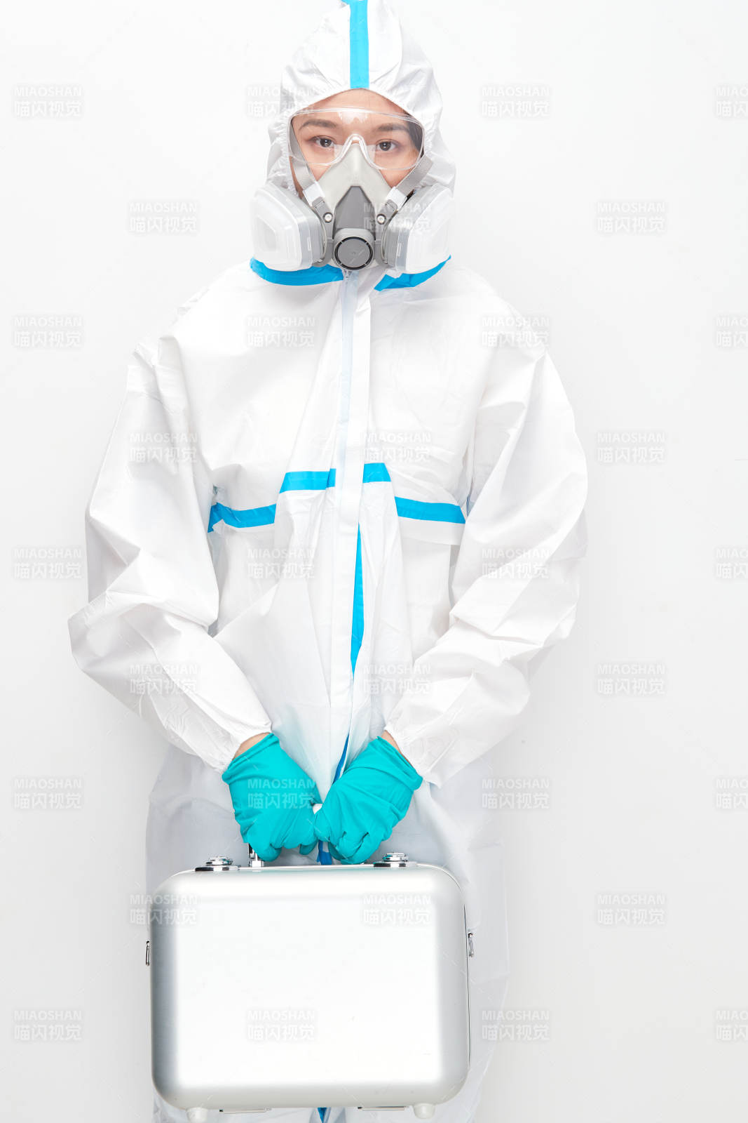 穿白色防護服佩戴護目鏡口罩的女性醫療人員