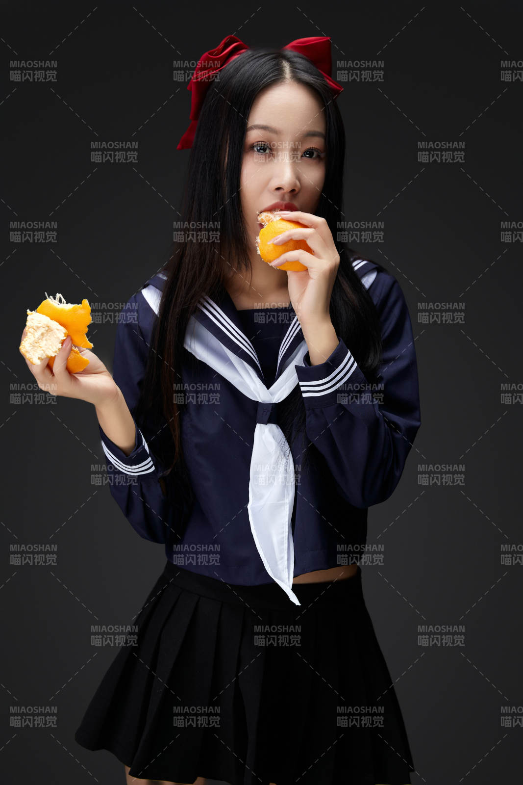 吃水果的亞洲東方長(zhǎng)發(fā)少女