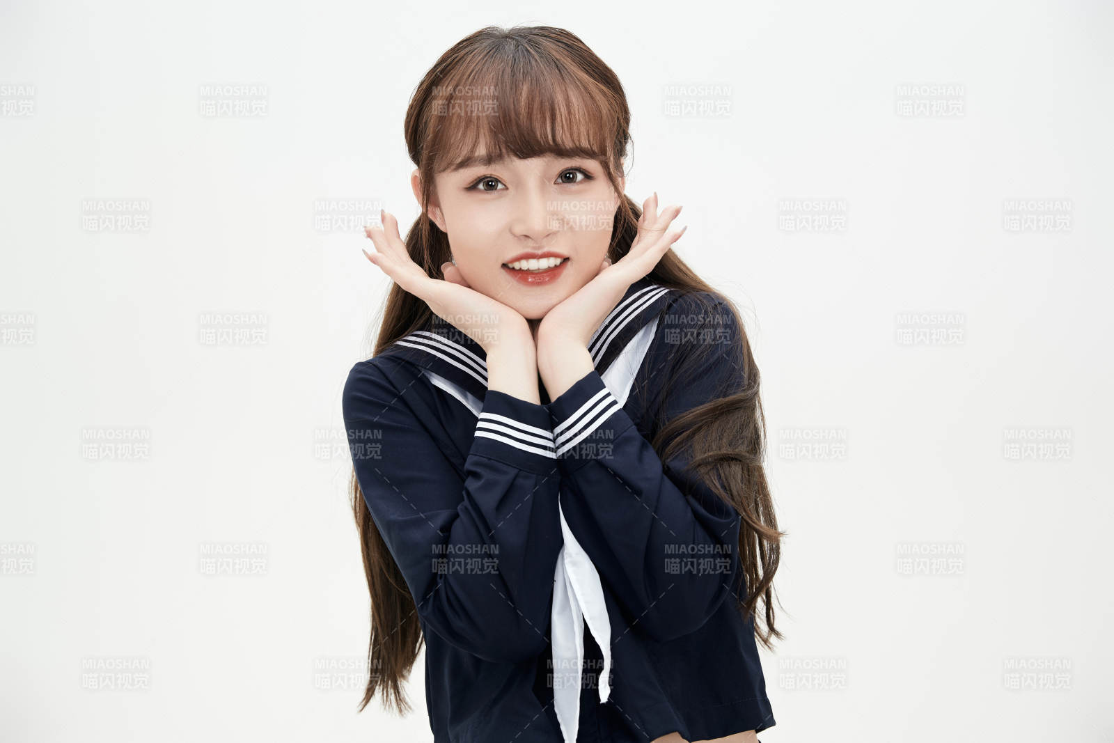 身穿日系高中制服的美麗少女