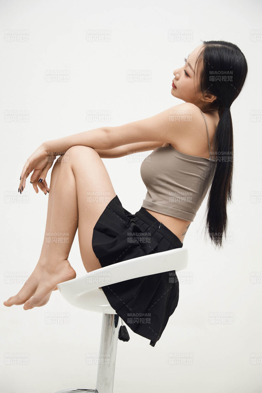 白色背景下的美麗可愛大學生