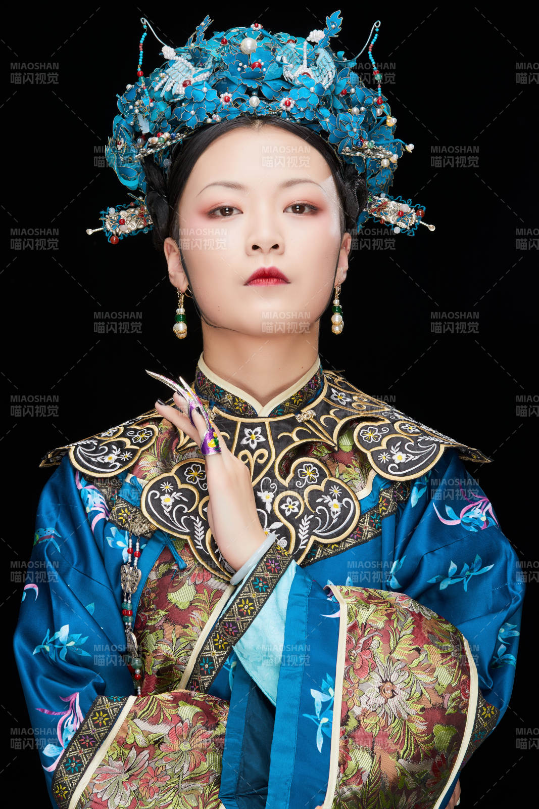 黑色背景下的清代女性古裝造型清朝古裝