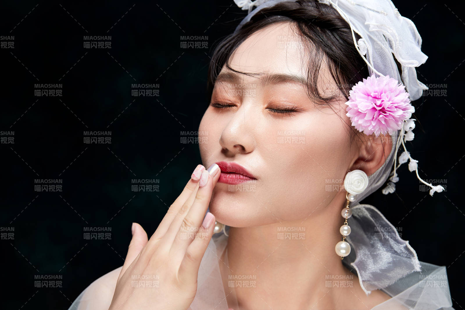 黑色背景下的女性復古婚紗妝面