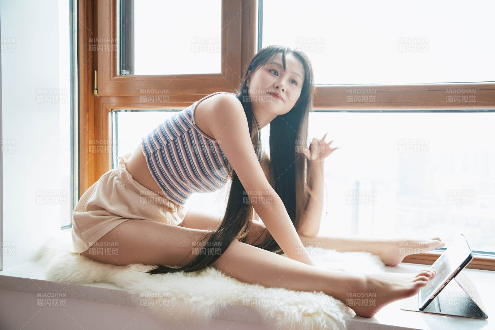 躺在舒適的飄窗上聽音樂追劇的亞洲少女