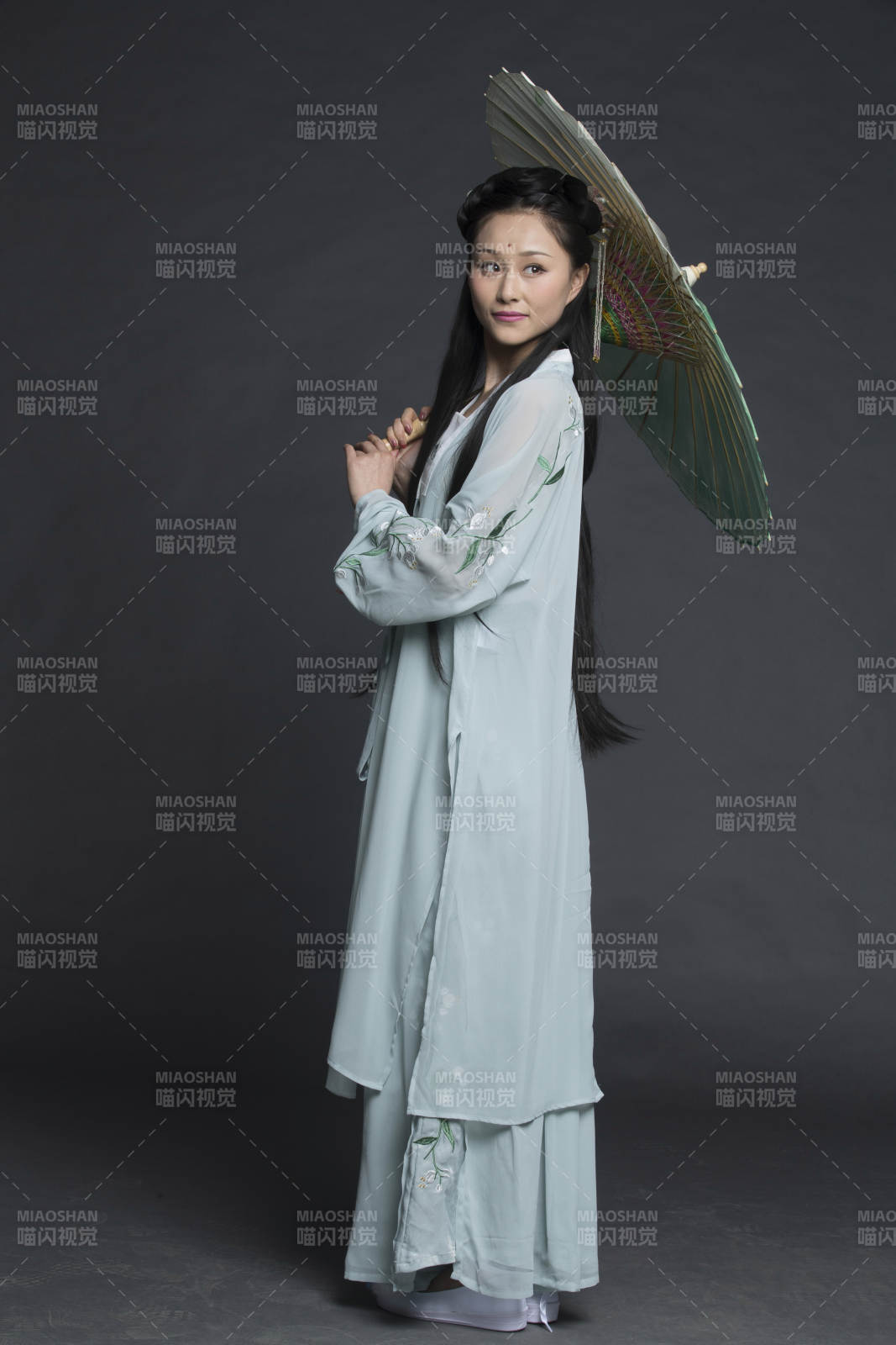 身穿古裝的漢服女性人像漢服影棚拍攝