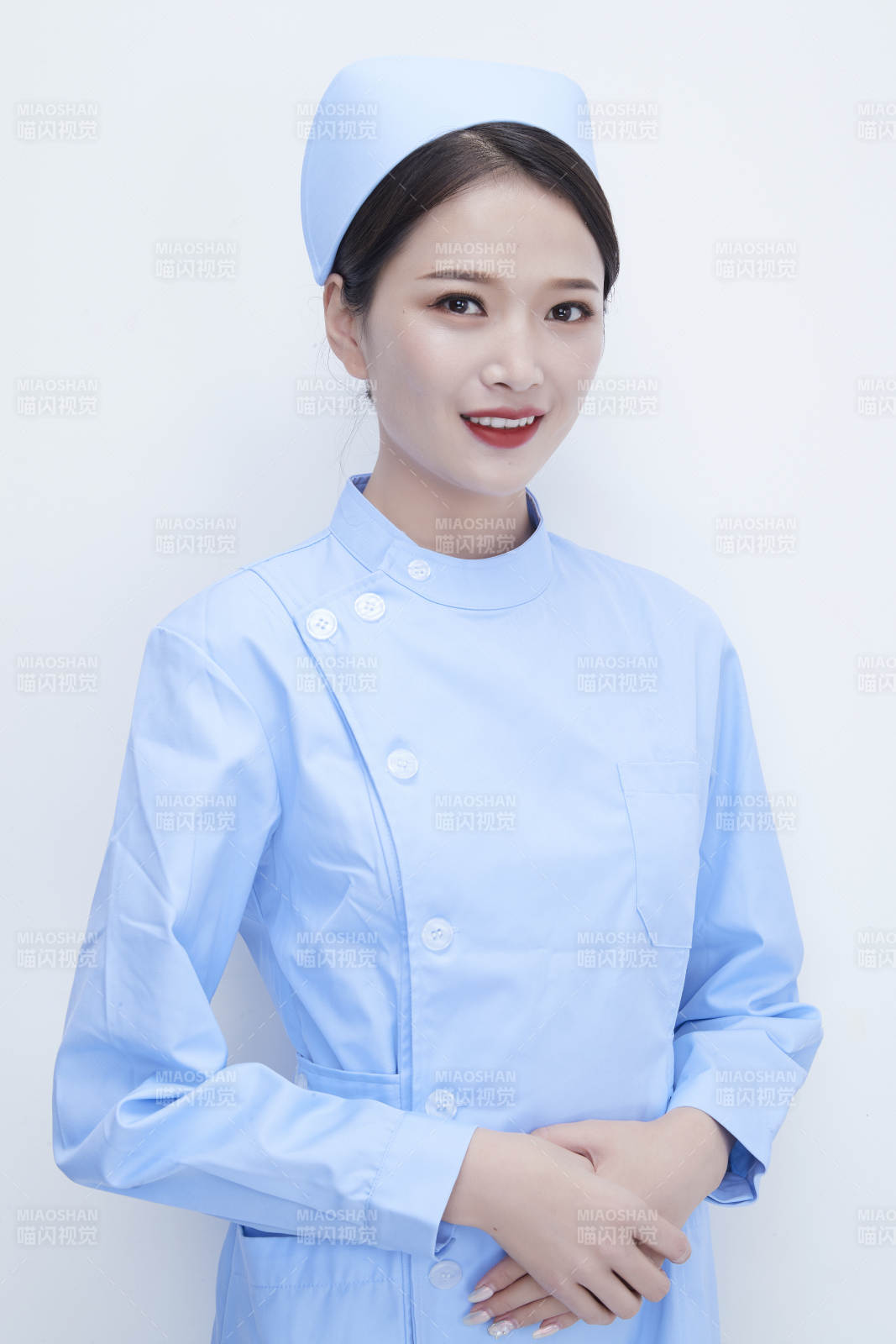 身穿藍(lán)色護(hù)士服展示各種表情的漂亮女護(hù)士