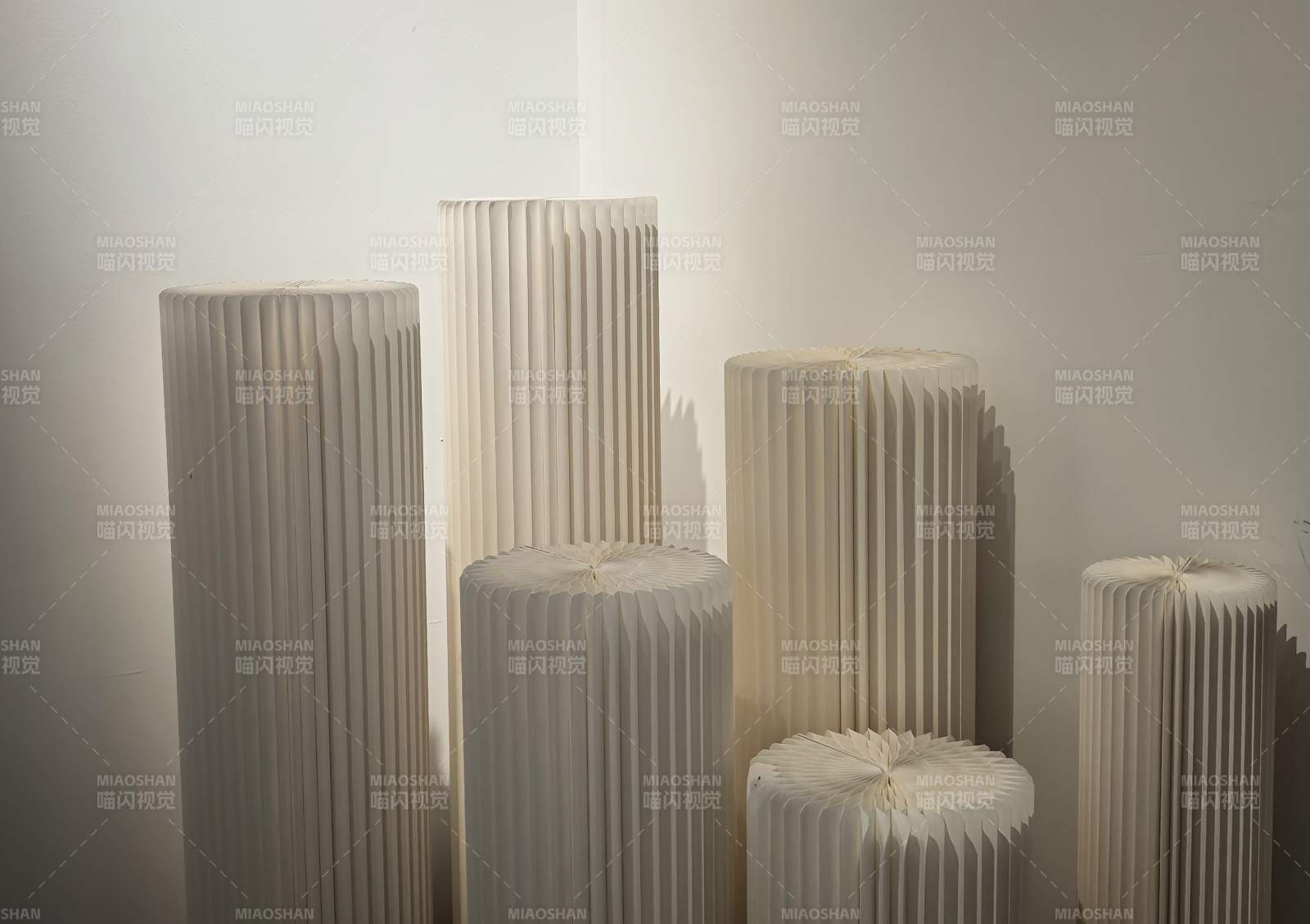 褶皺柱體藝術(shù)裝置