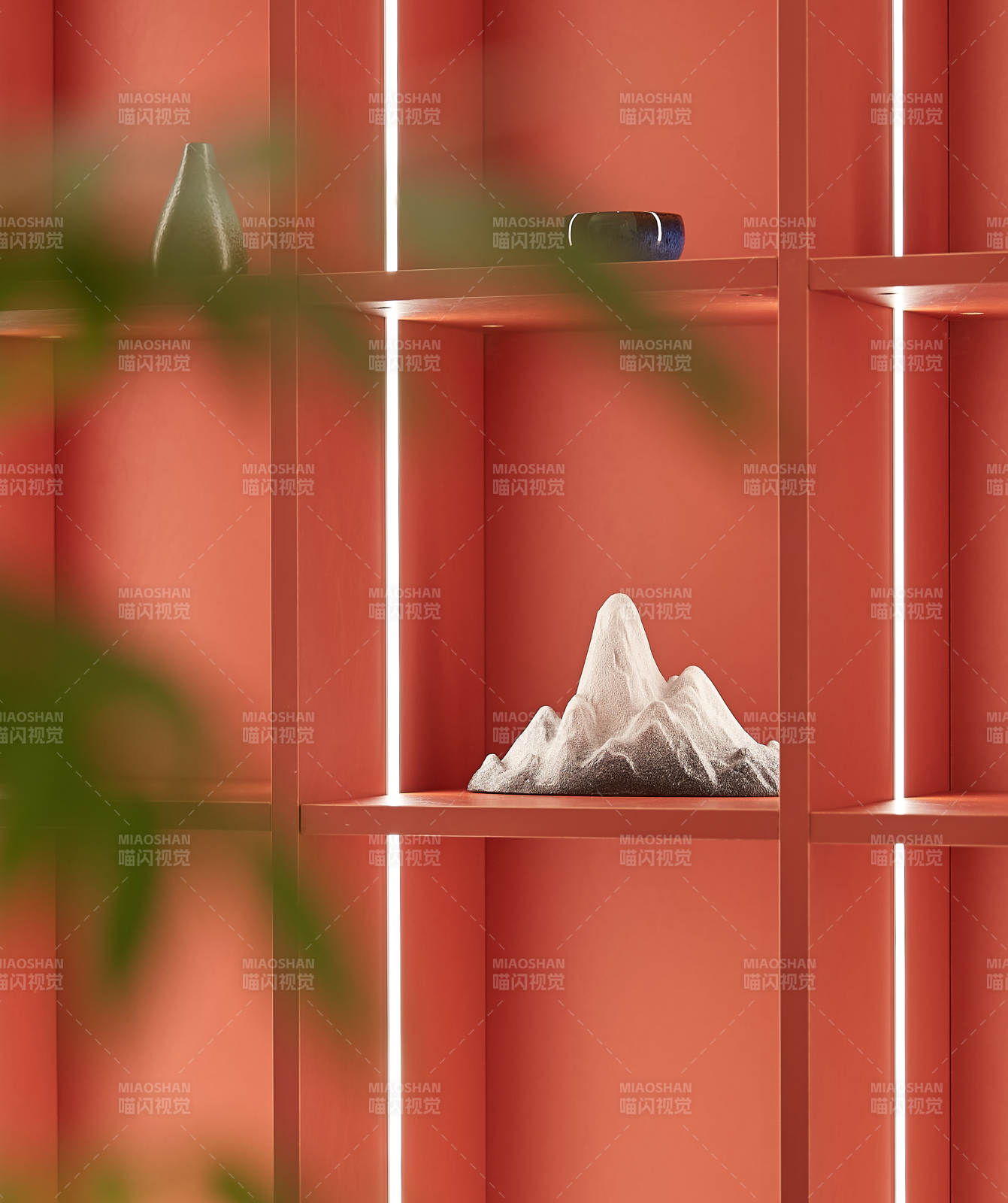 山形雕塑靜置紅架