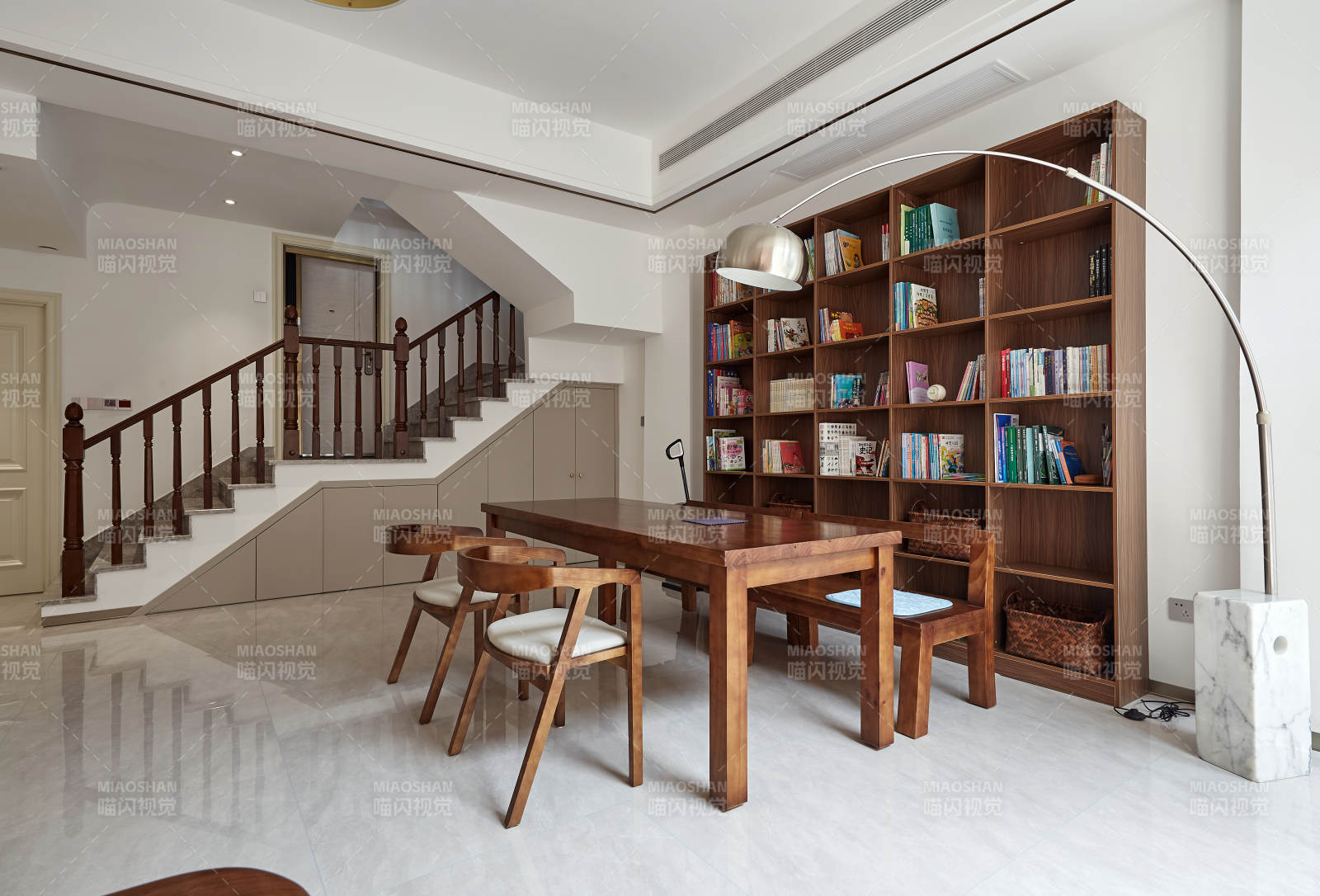 現代書房樓梯間