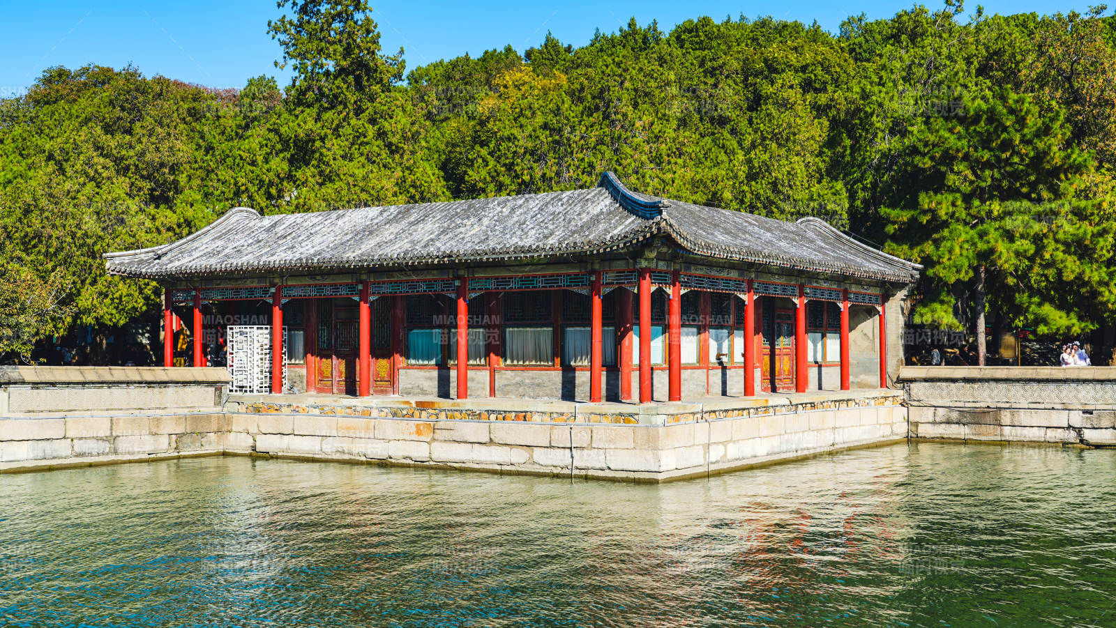 水畔古亭靜謐景