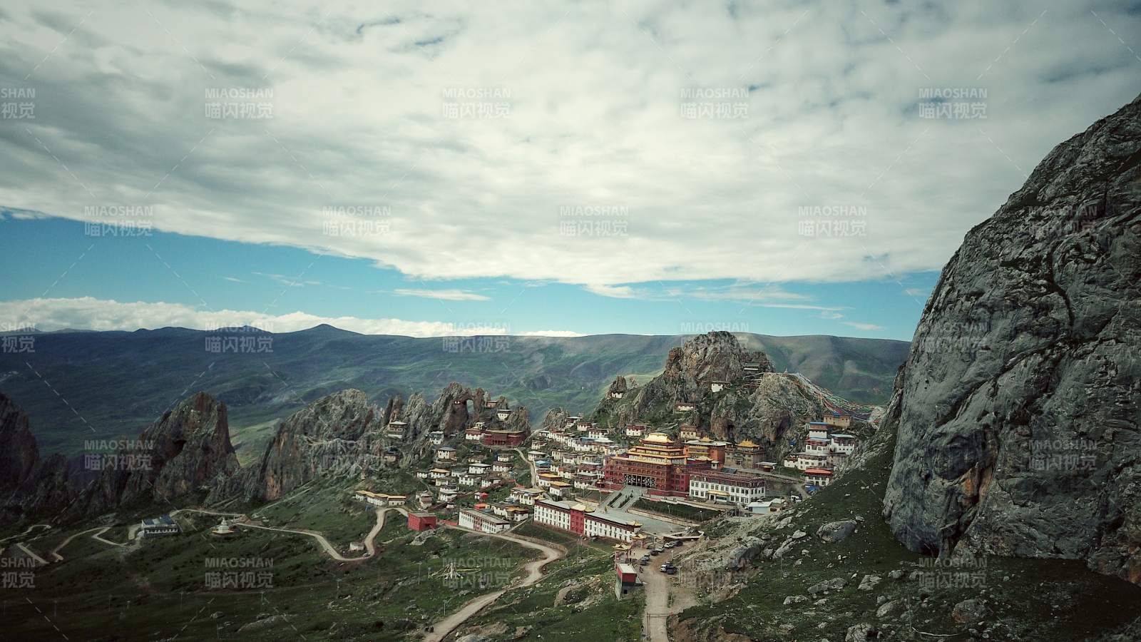 山間古寺云霧繚繞