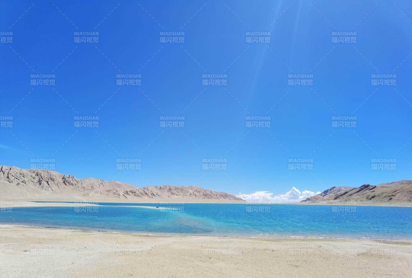 碧湖藍(lán)天山影