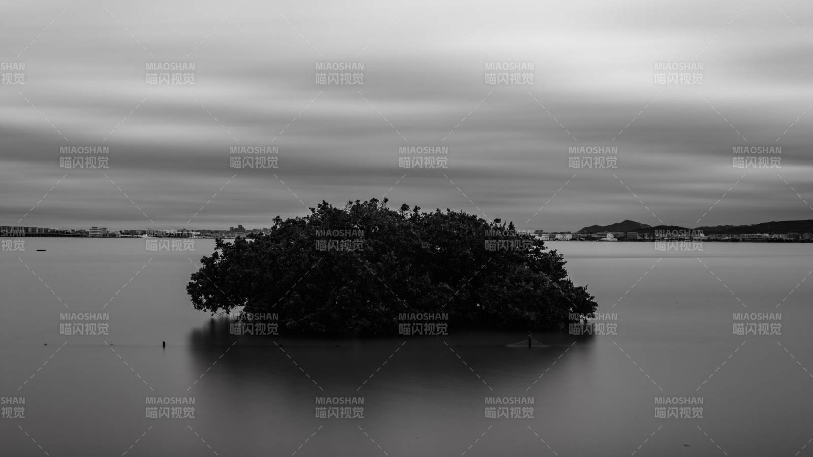 孤島靜水 云影低垂