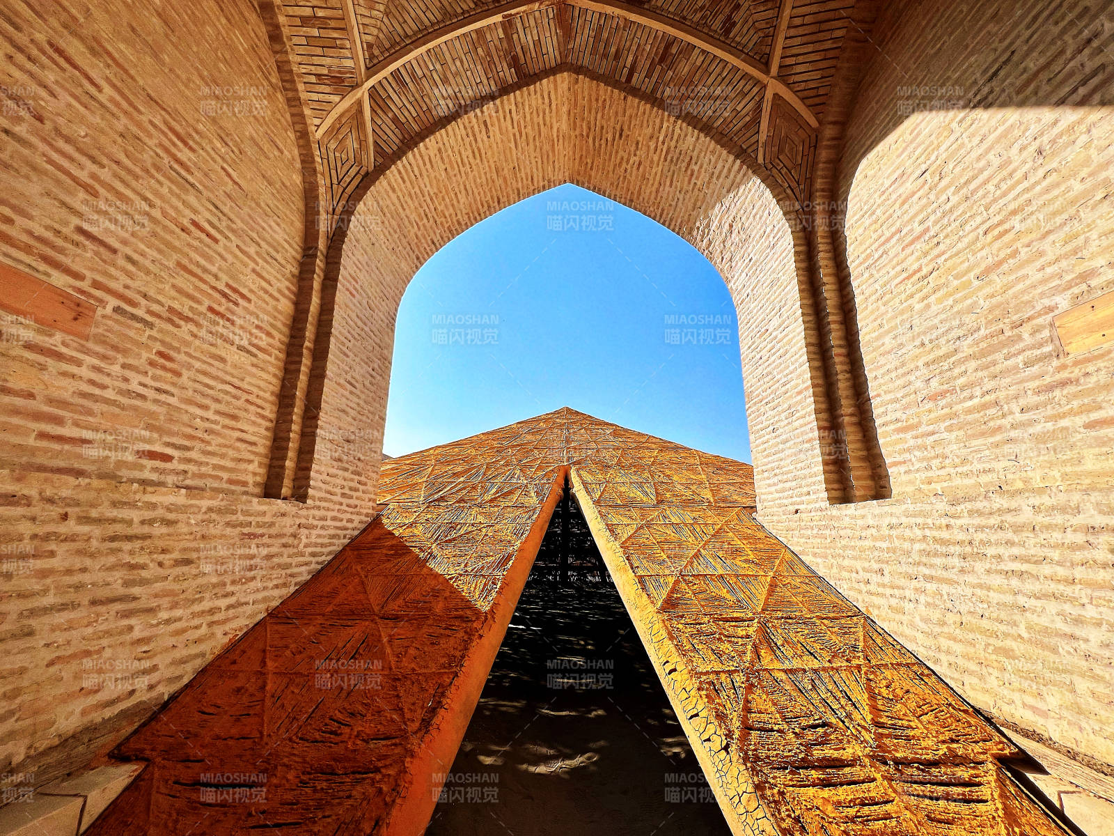 拱門下的磚砌階梯