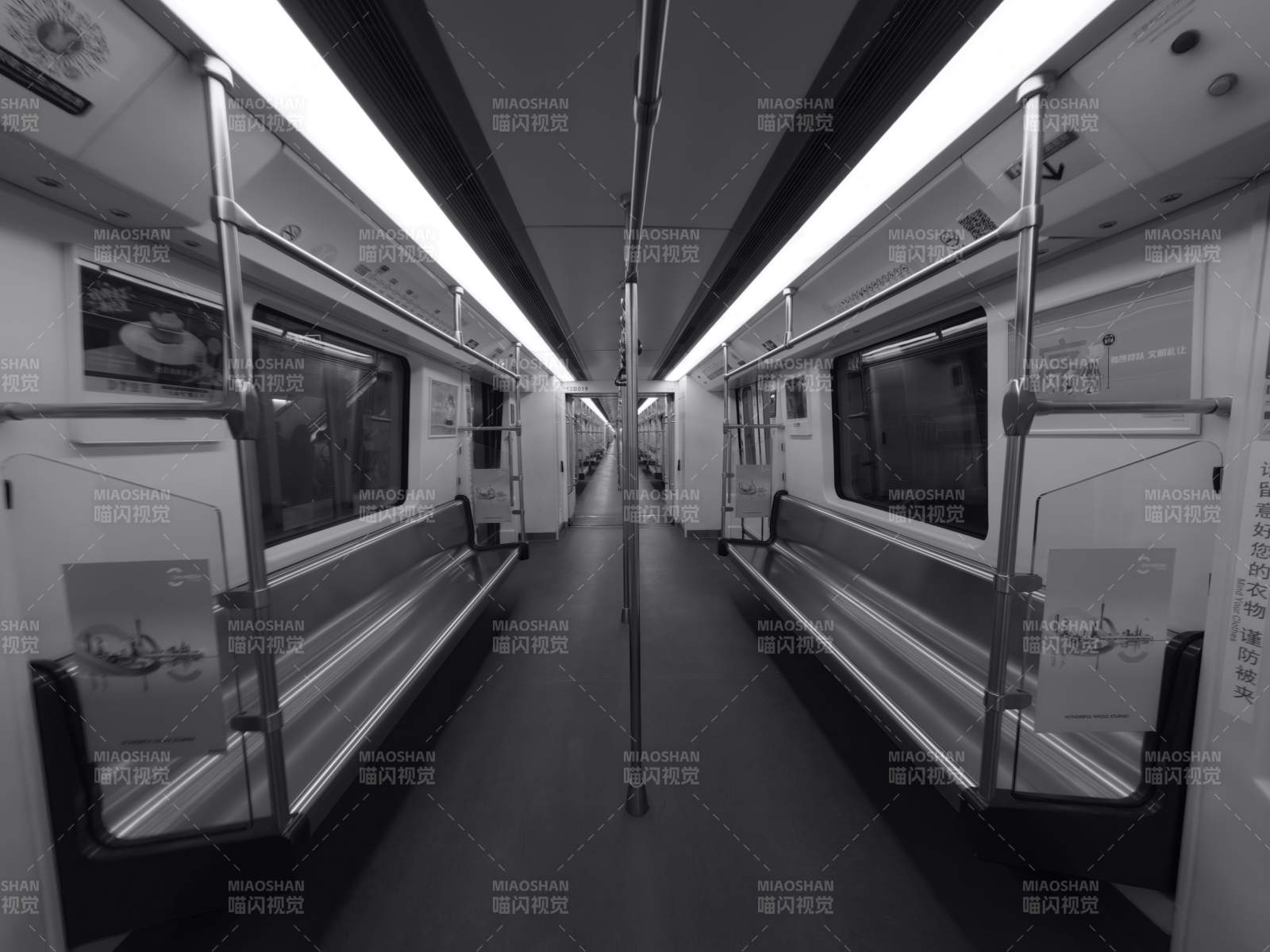 空蕩的地鐵車廂