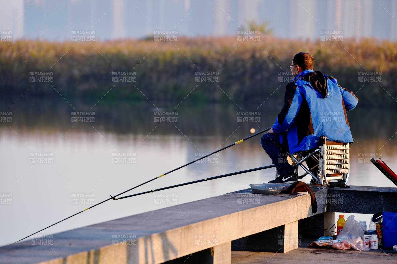 湖畔垂釣靜謐時光