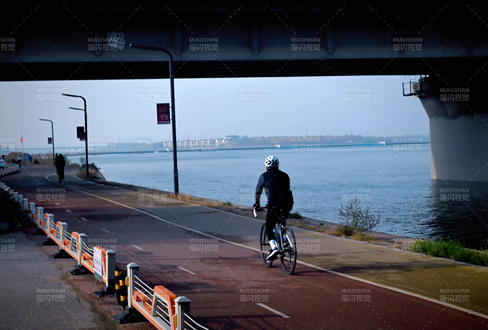 橋下騎行 水岸風光