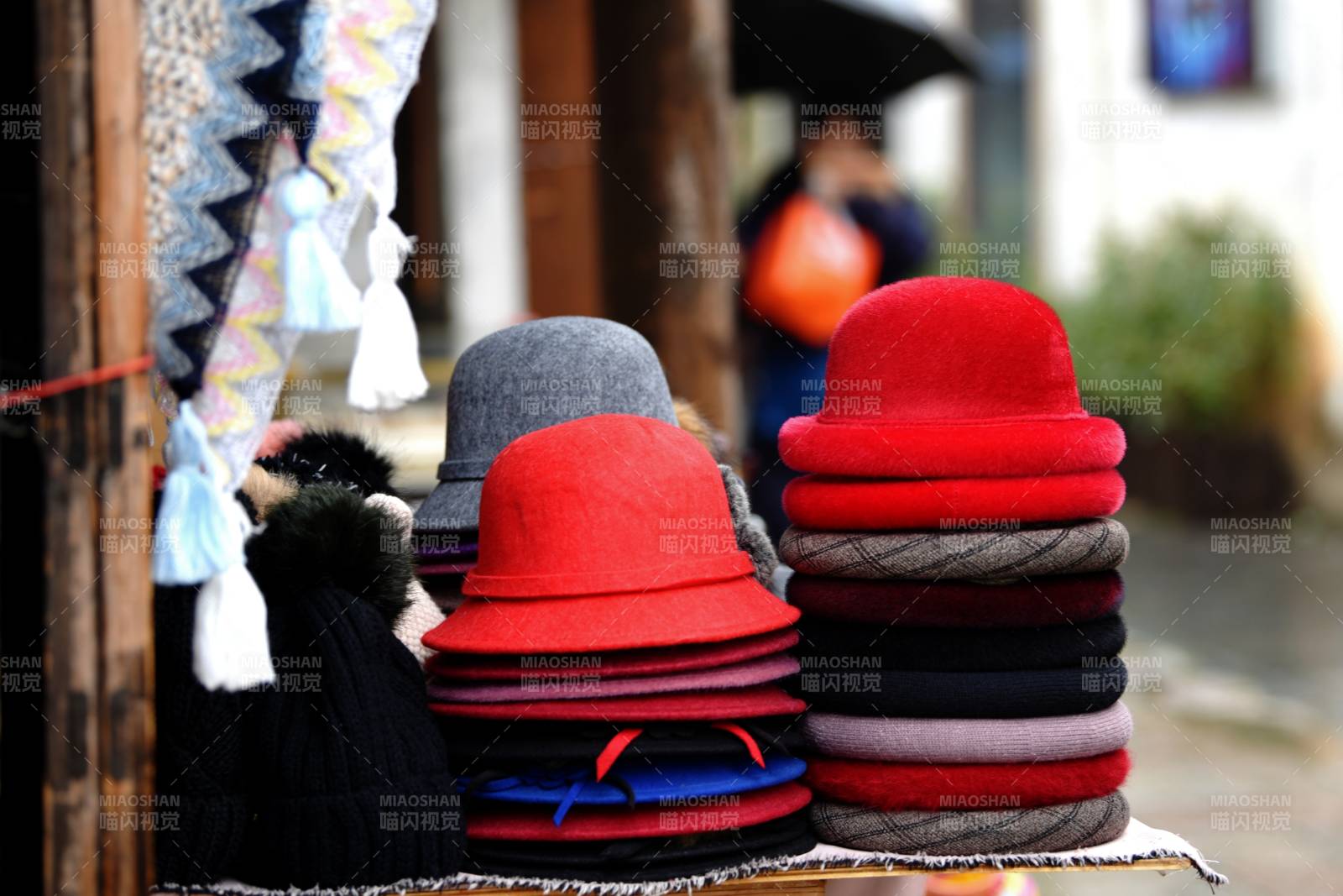 色彩斑斕的帽子堆