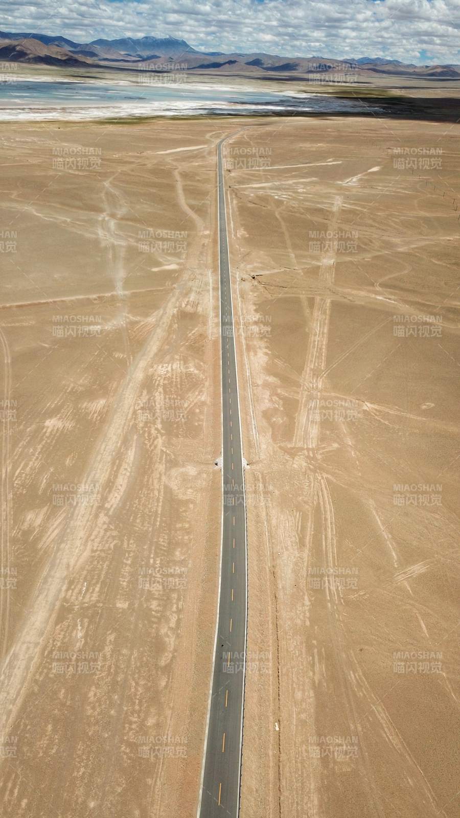 沙漠公路延伸至遠方