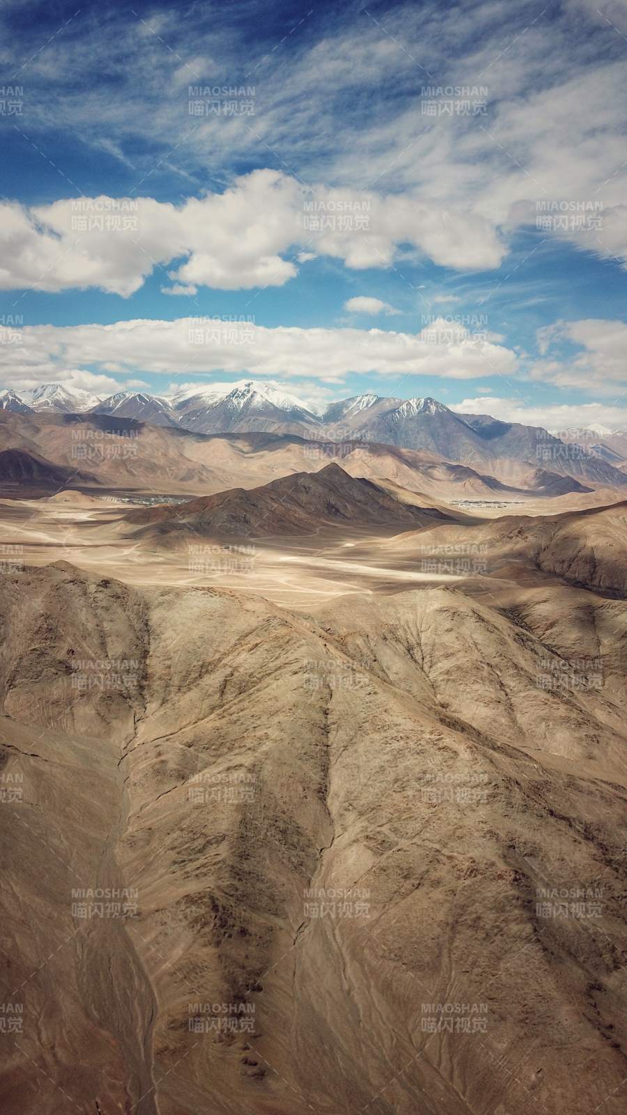 荒漠雪山遠(yuǎn)景