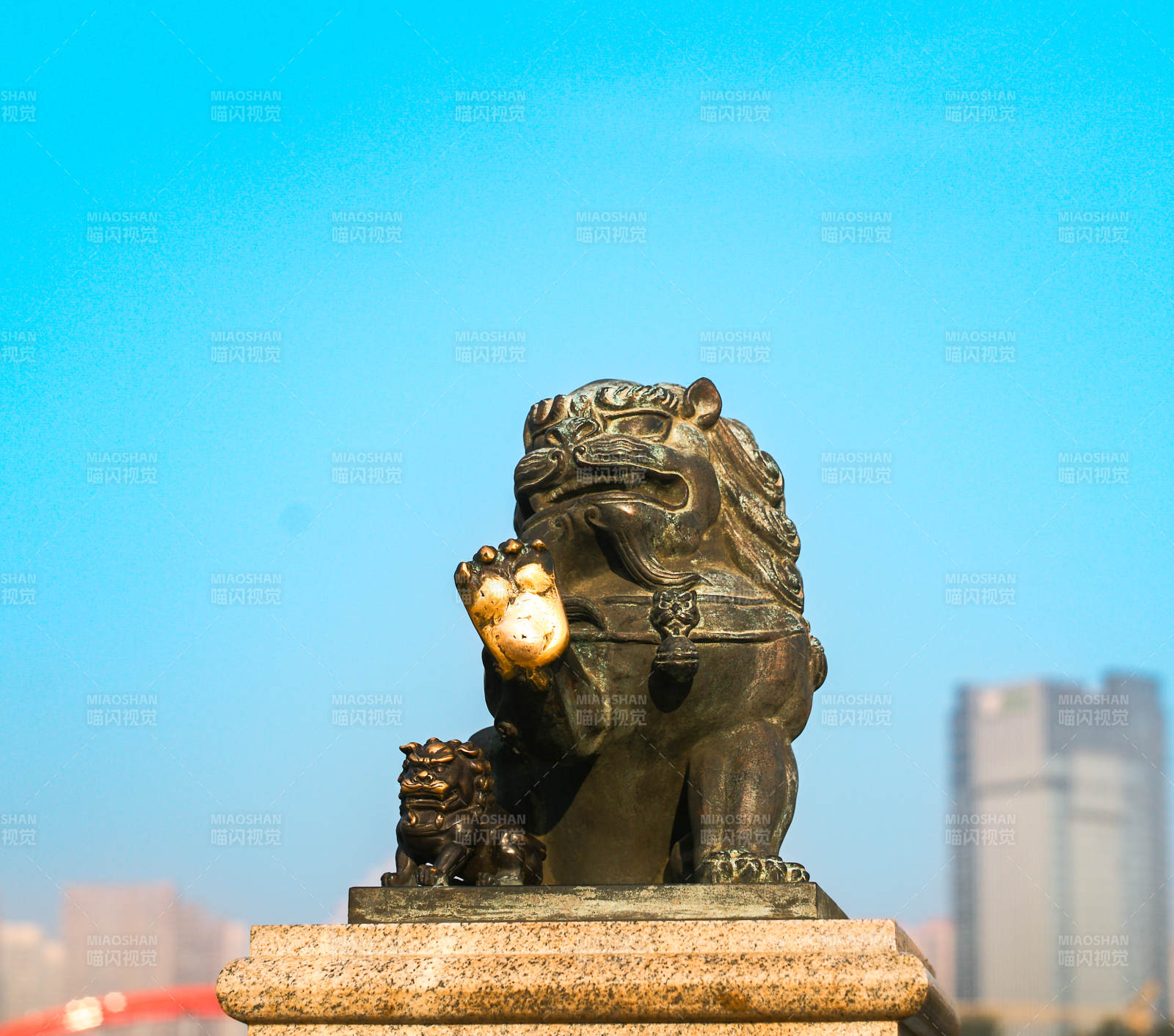 石獅守望城市天際