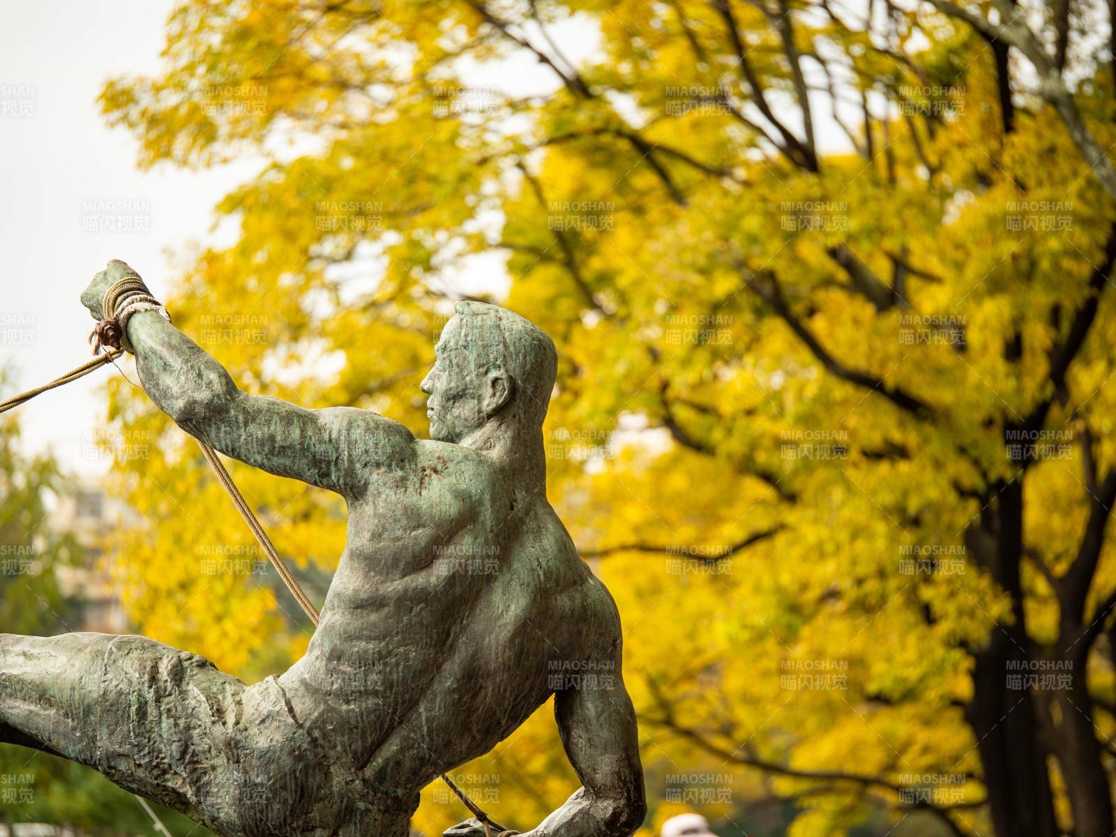 秋日弓手雕像