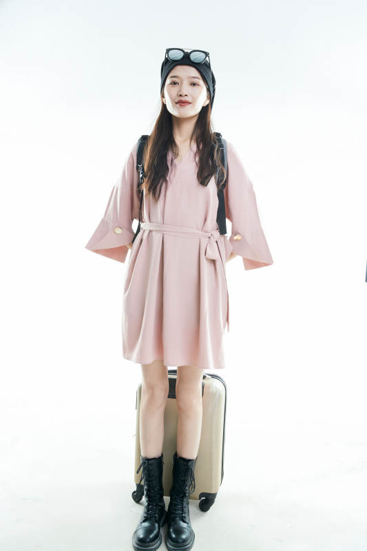 白色背景下准备出发旅行的美丽东方女大学生