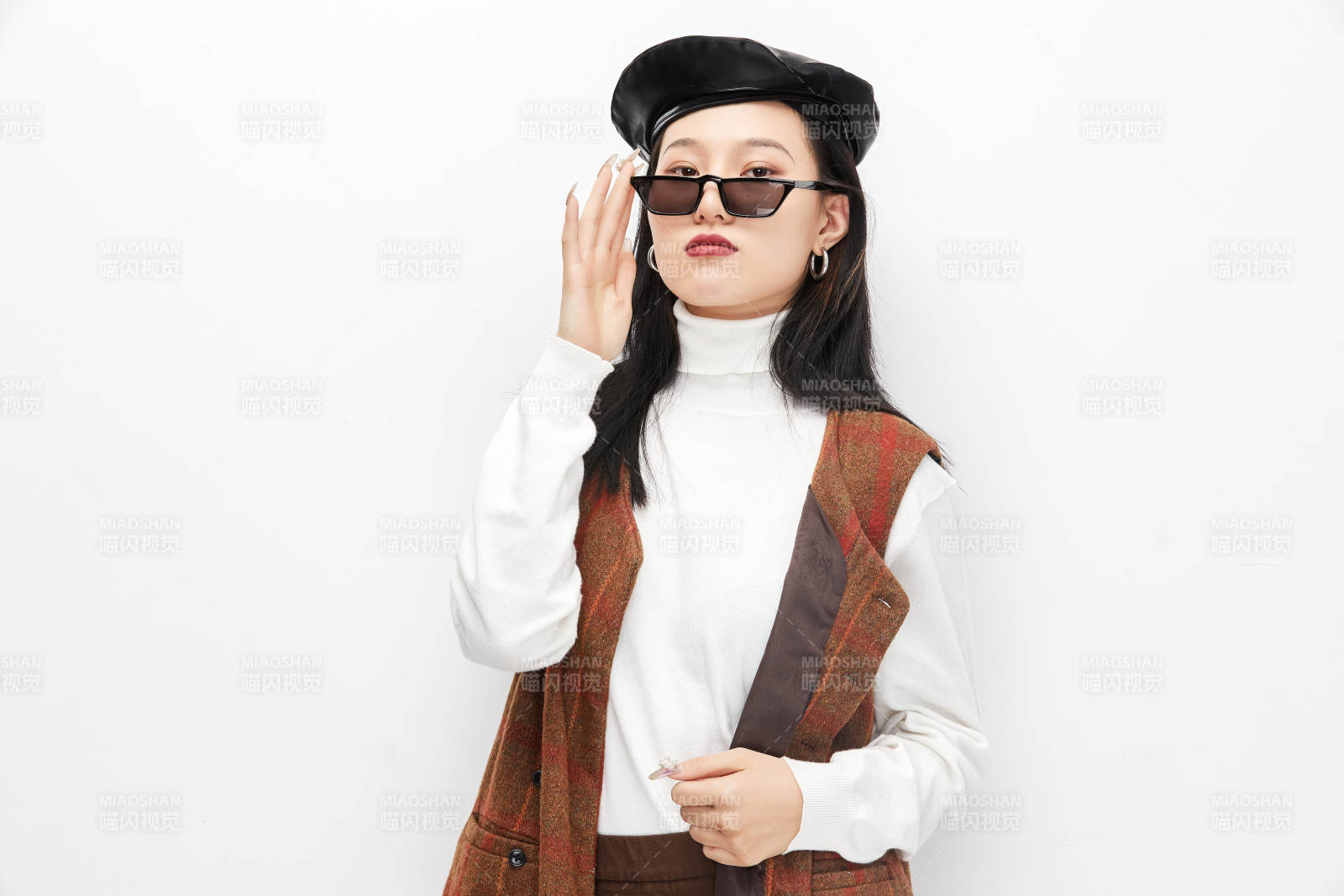 身穿復古服裝的亞洲少女人像