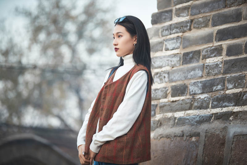 老旧城区里穿着复古港风的美丽清纯少女