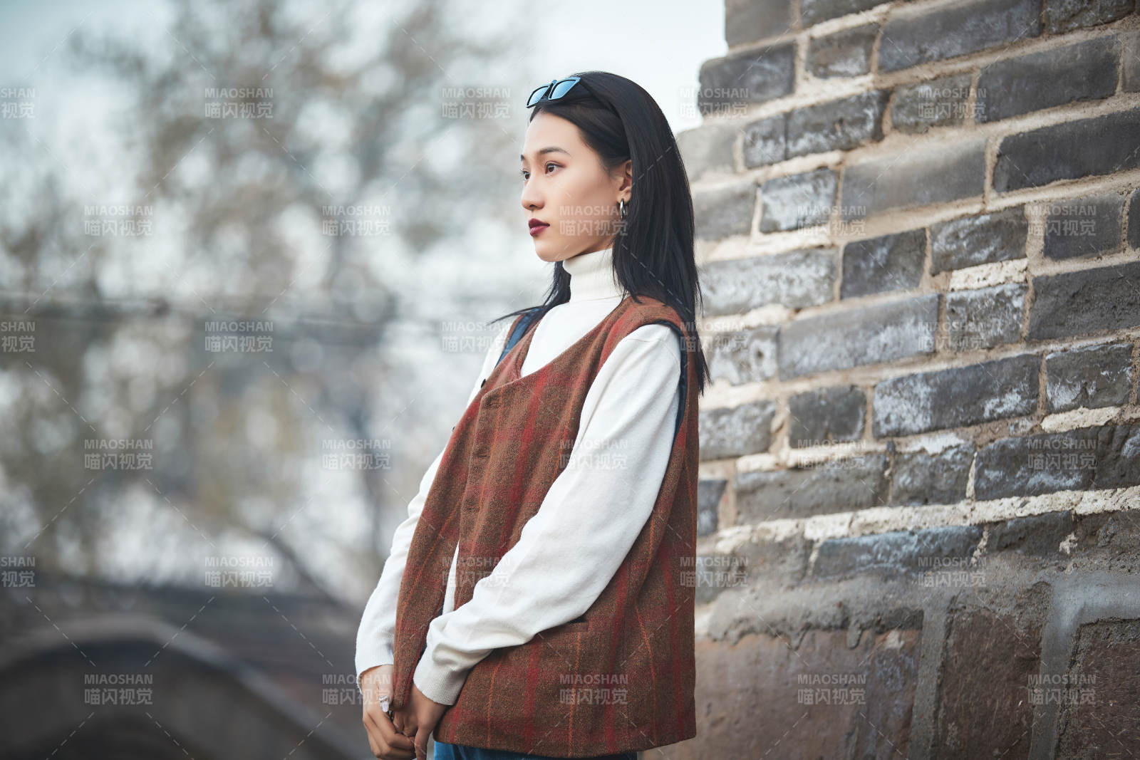 老旧城区里穿着复古港风的美丽清纯少女