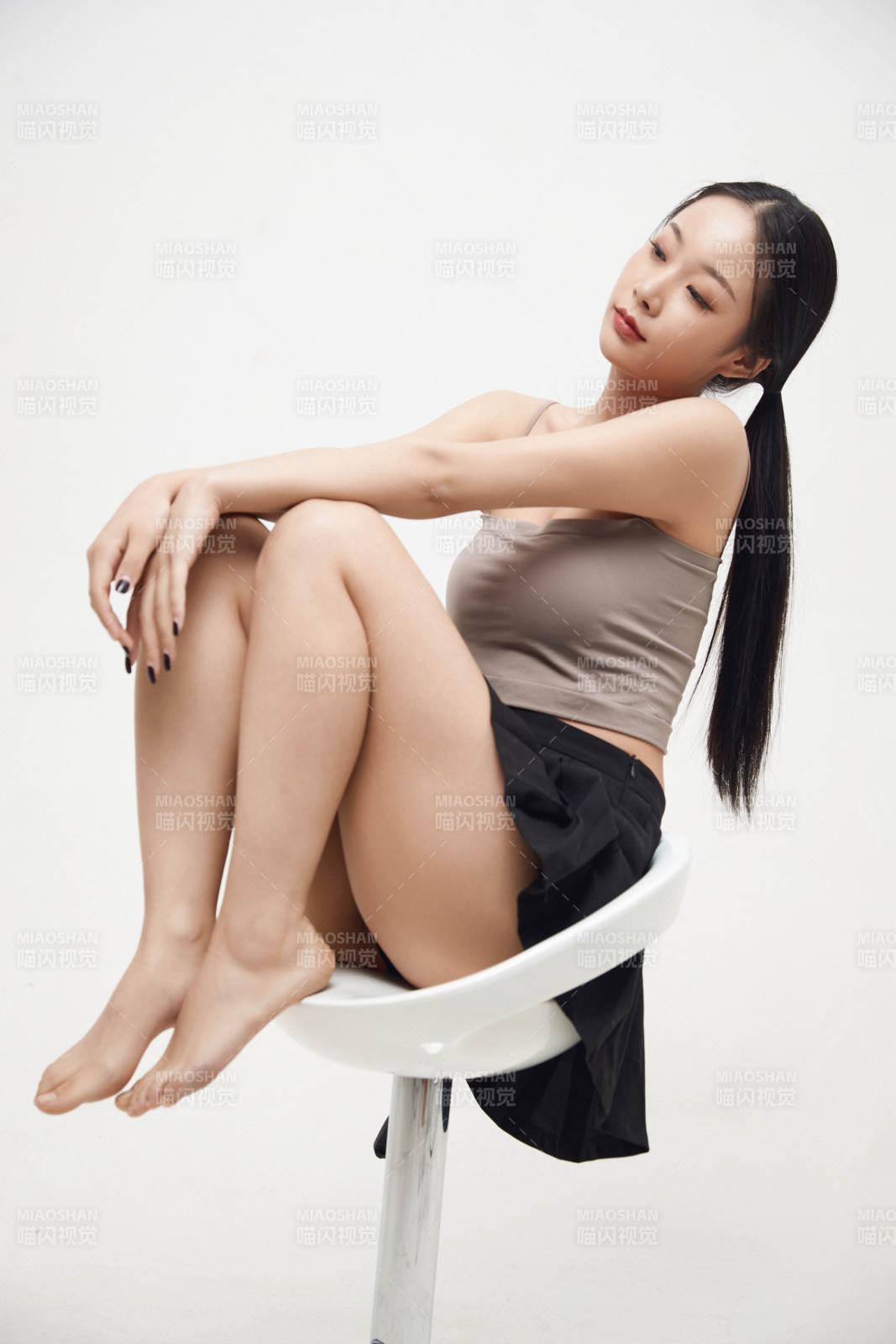 白色背景下的美丽可爱大学生