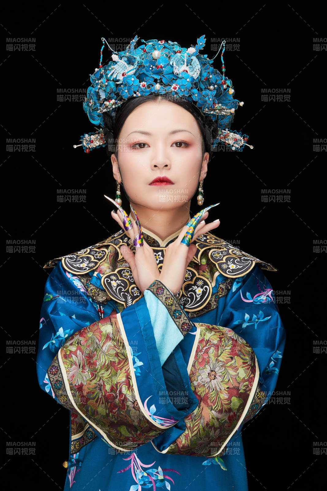 黑色背景下的清代女性古装造型清朝古装