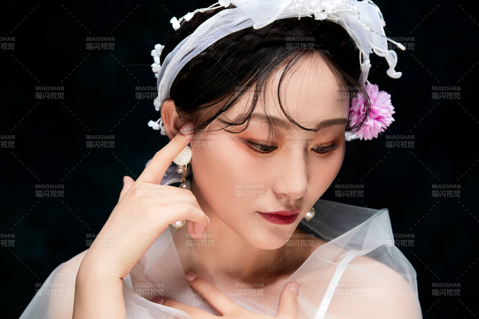 黑色背景下的女性复古婚纱妆面