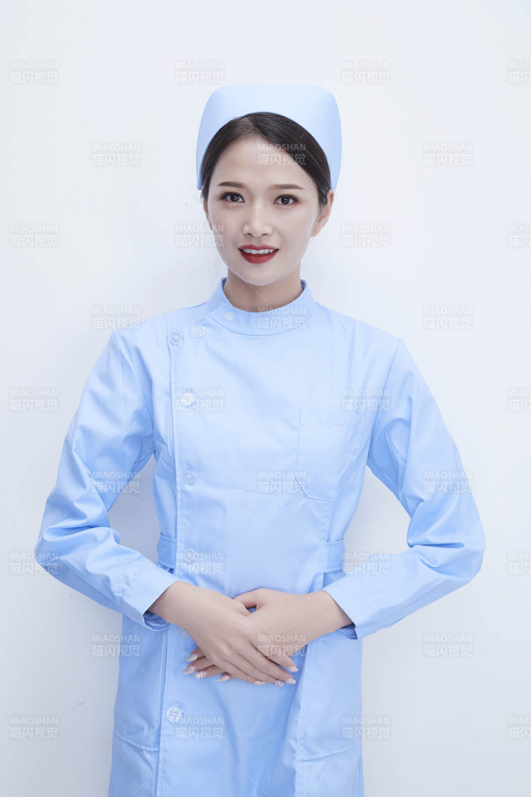 身穿蓝色护士服展示各种表情的漂亮女护士