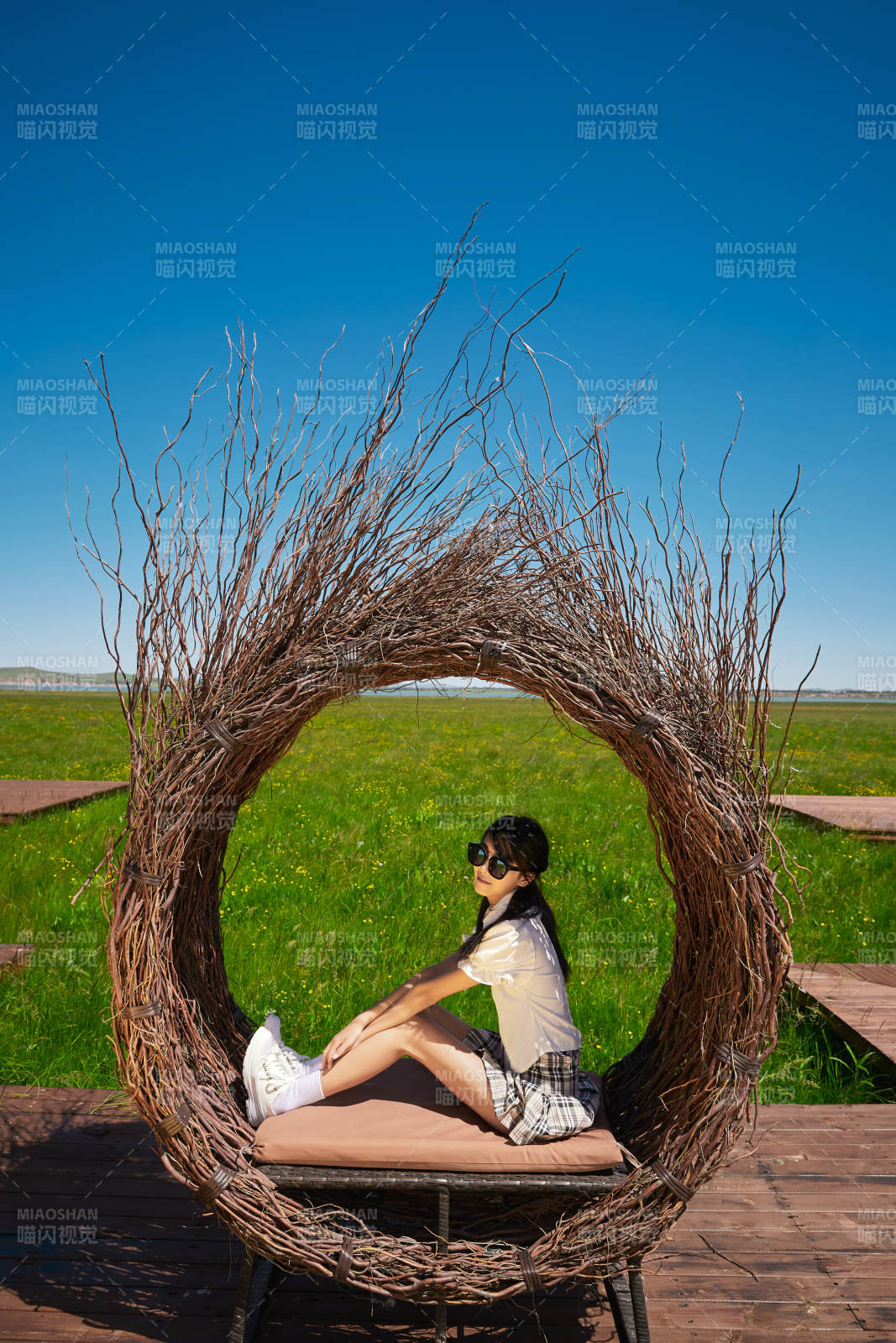 盛夏在草原湿地公园游玩的姑娘