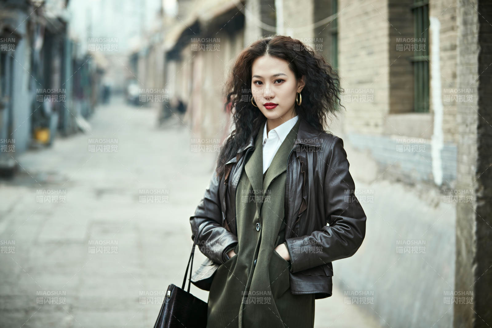 老舊城區里穿著復古港風的美麗清純少女