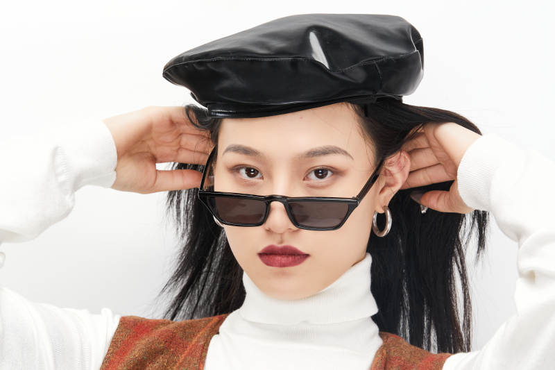 身穿复古服装的亚洲少女人像