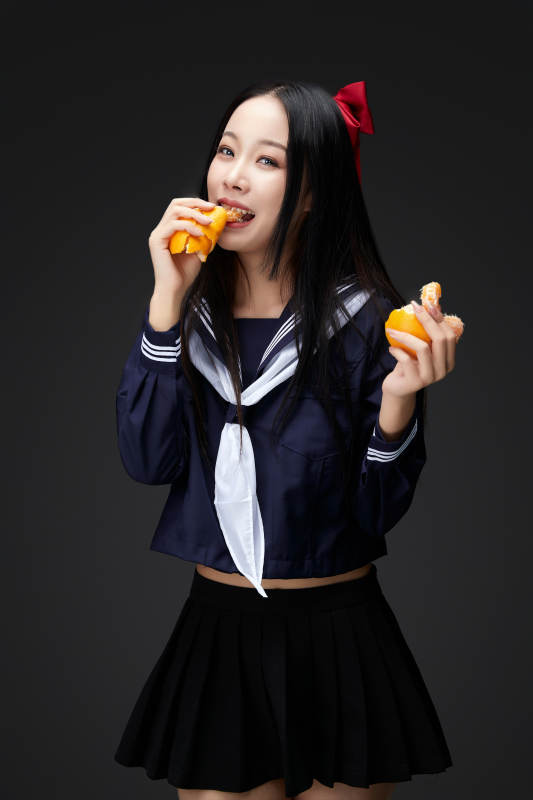 吃水果的亚洲东方长发少女