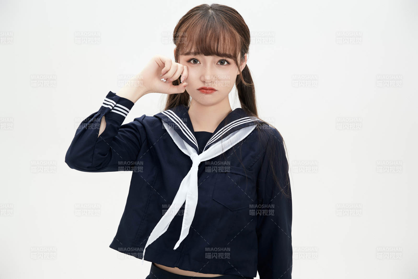 身穿日系高中制服的美麗少女