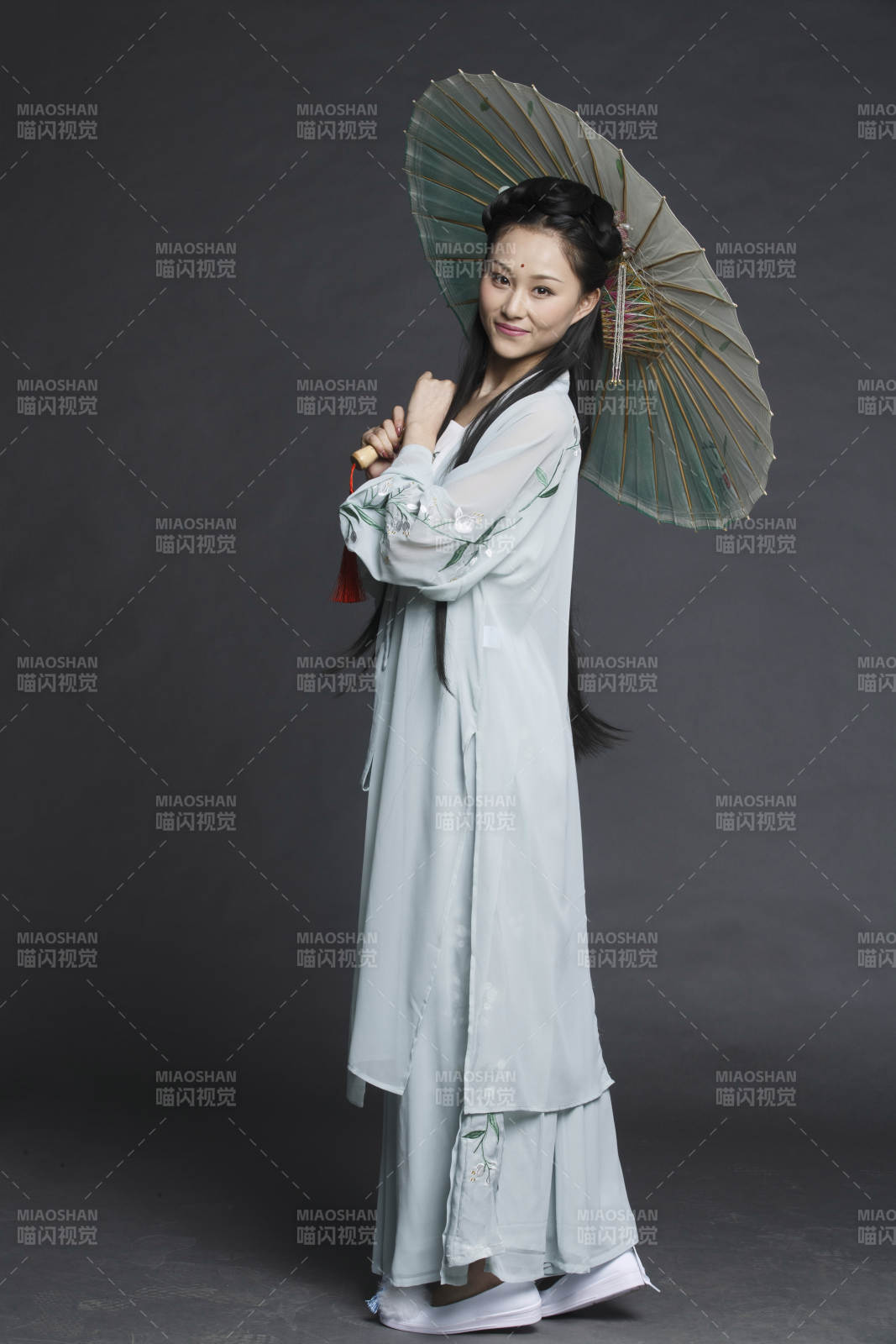 身穿古装的汉服女性人像汉服影棚拍摄