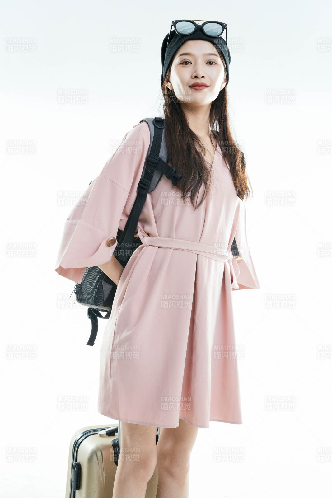 白色背景下准备出发旅行的美丽东方女大学生