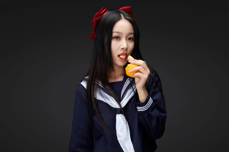 吃水果的亚洲东方长发少女