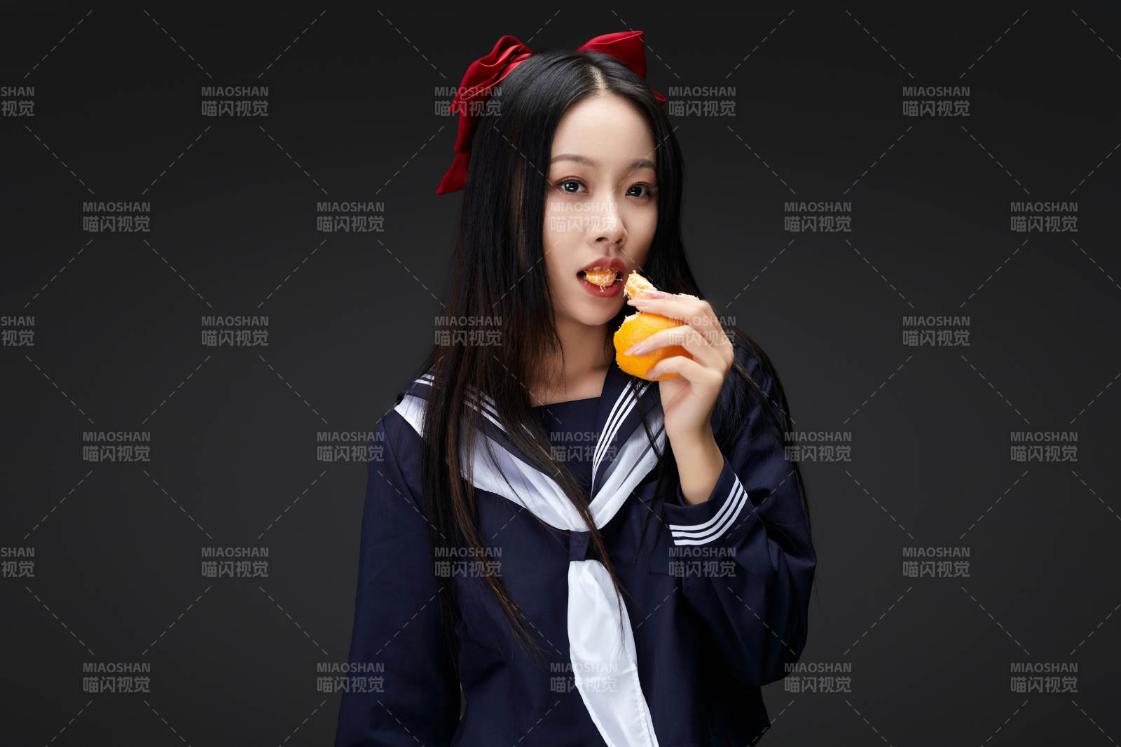 吃水果的亚洲东方长发少女