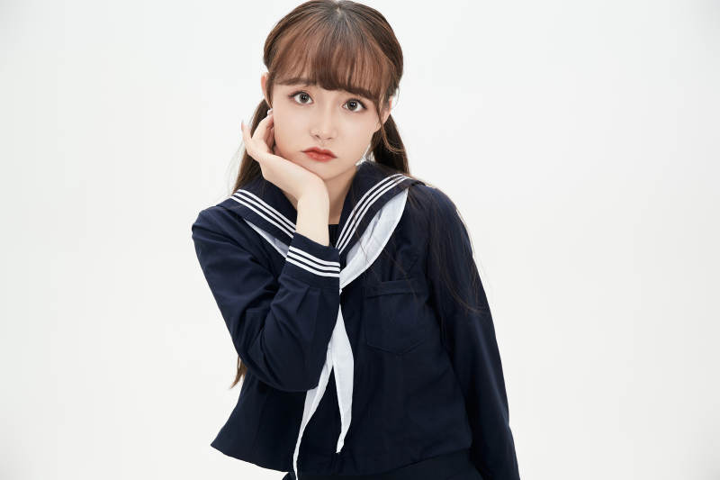 身穿日系高中制服的美丽少女