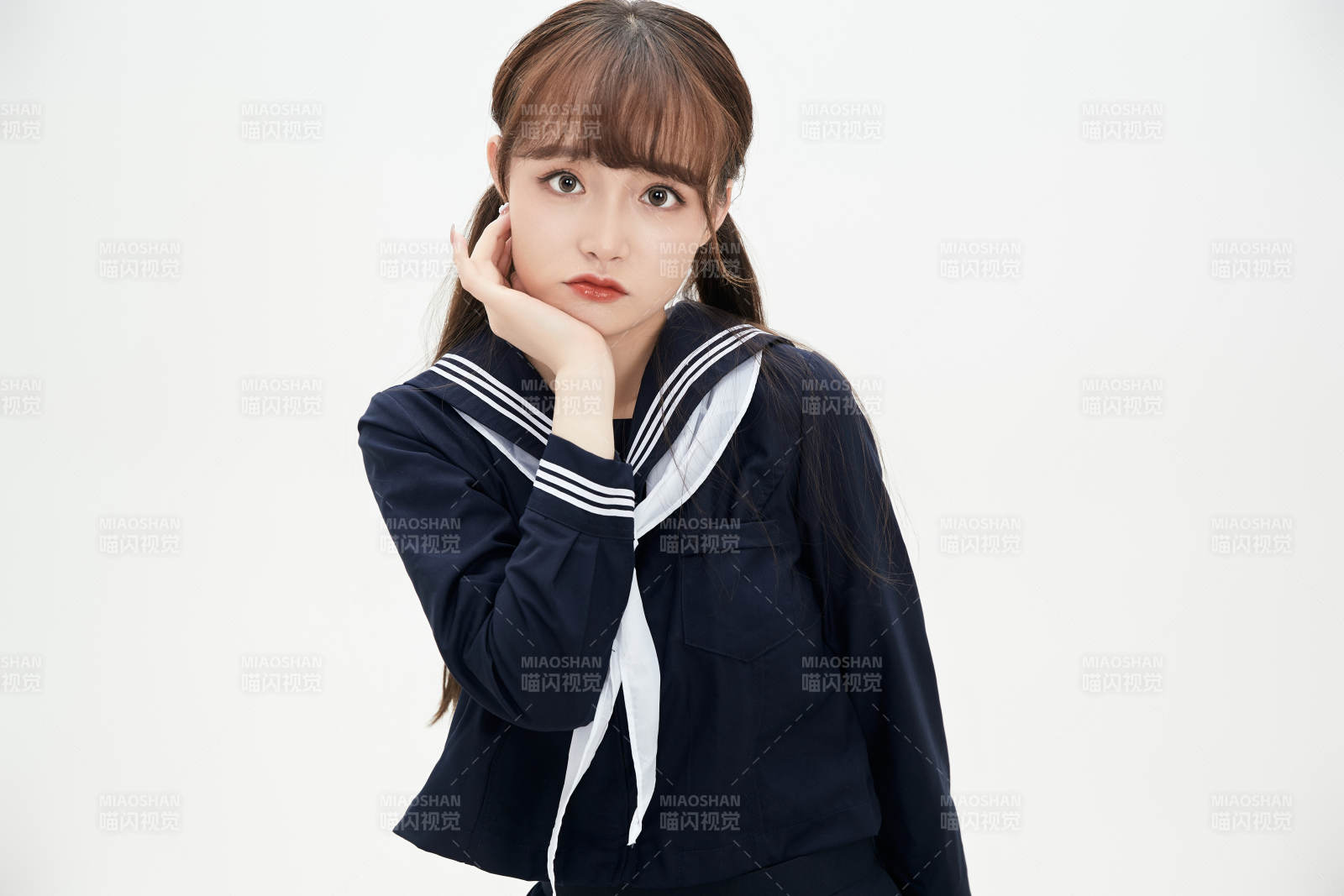 身穿日系高中制服的美丽少女