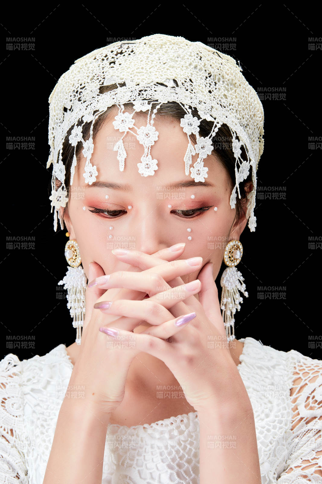 黑色背景下的美妆新娘彩妆人像