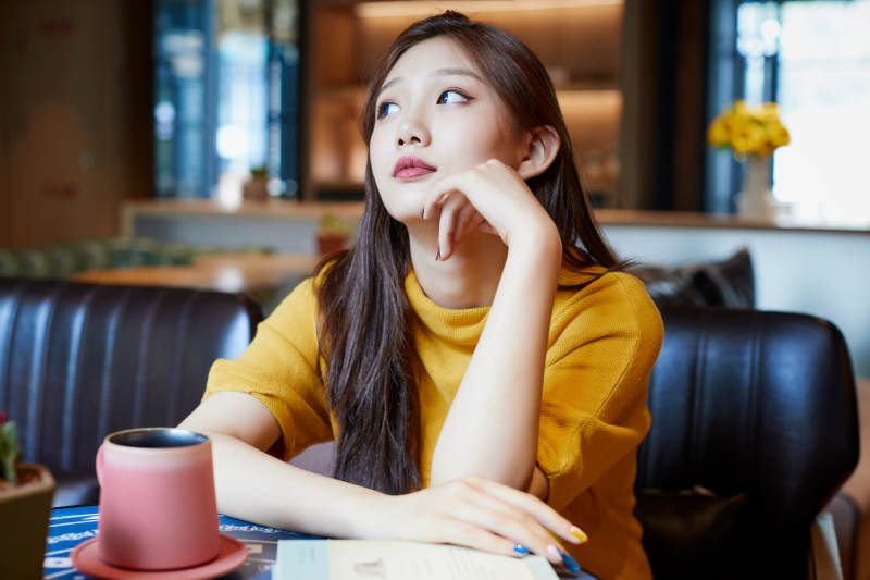 在图书咖啡馆阅读书籍的少女