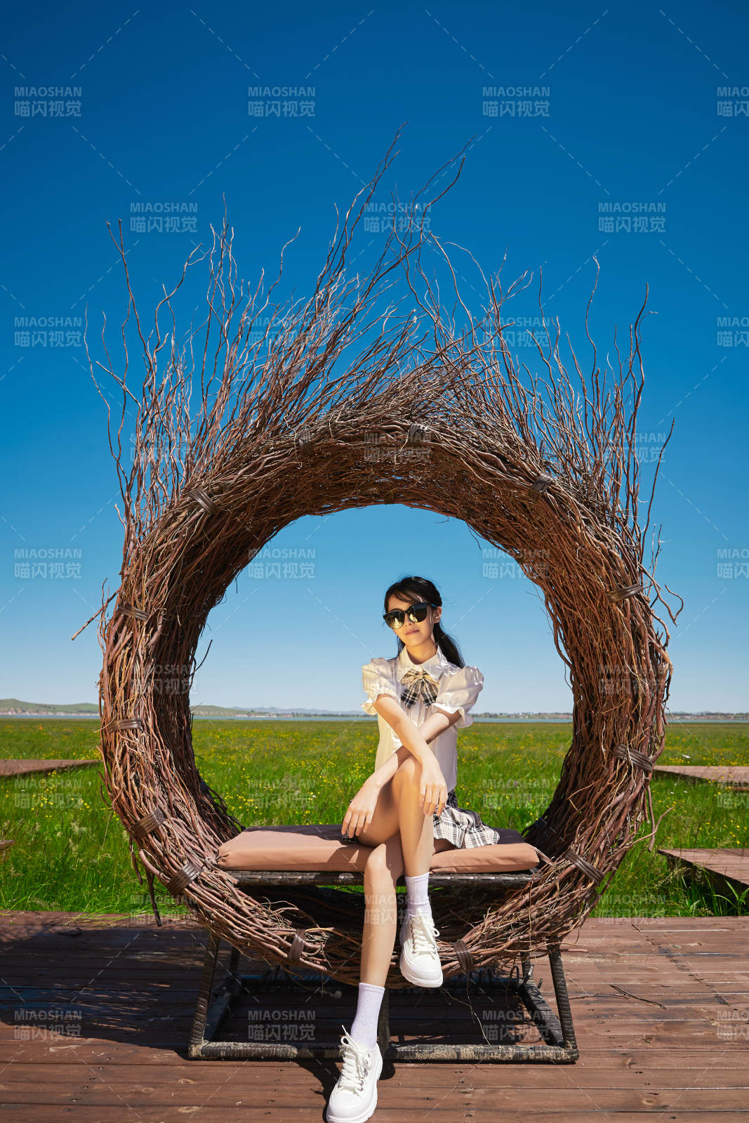 盛夏在草原湿地公园游玩的姑娘