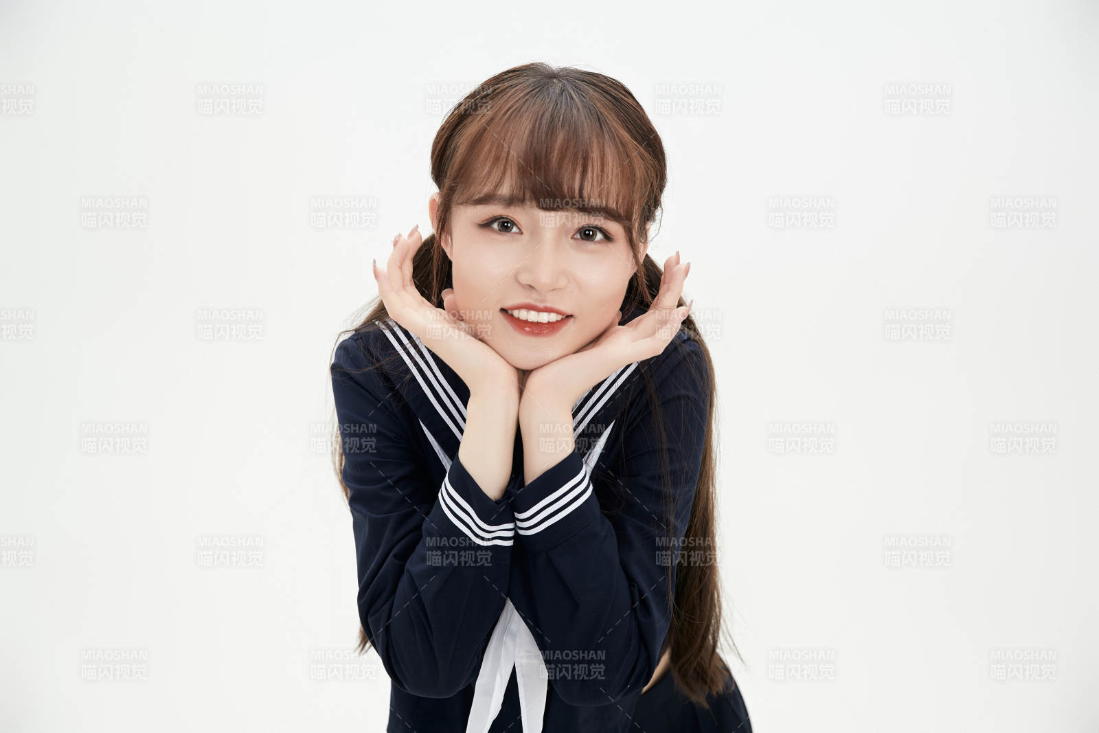 身穿日系高中制服的美丽少女